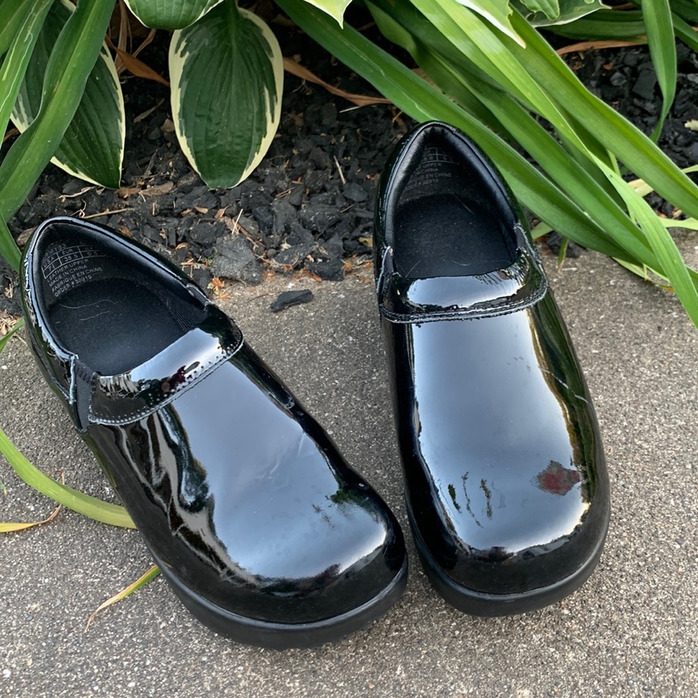 Patent leather black shoes